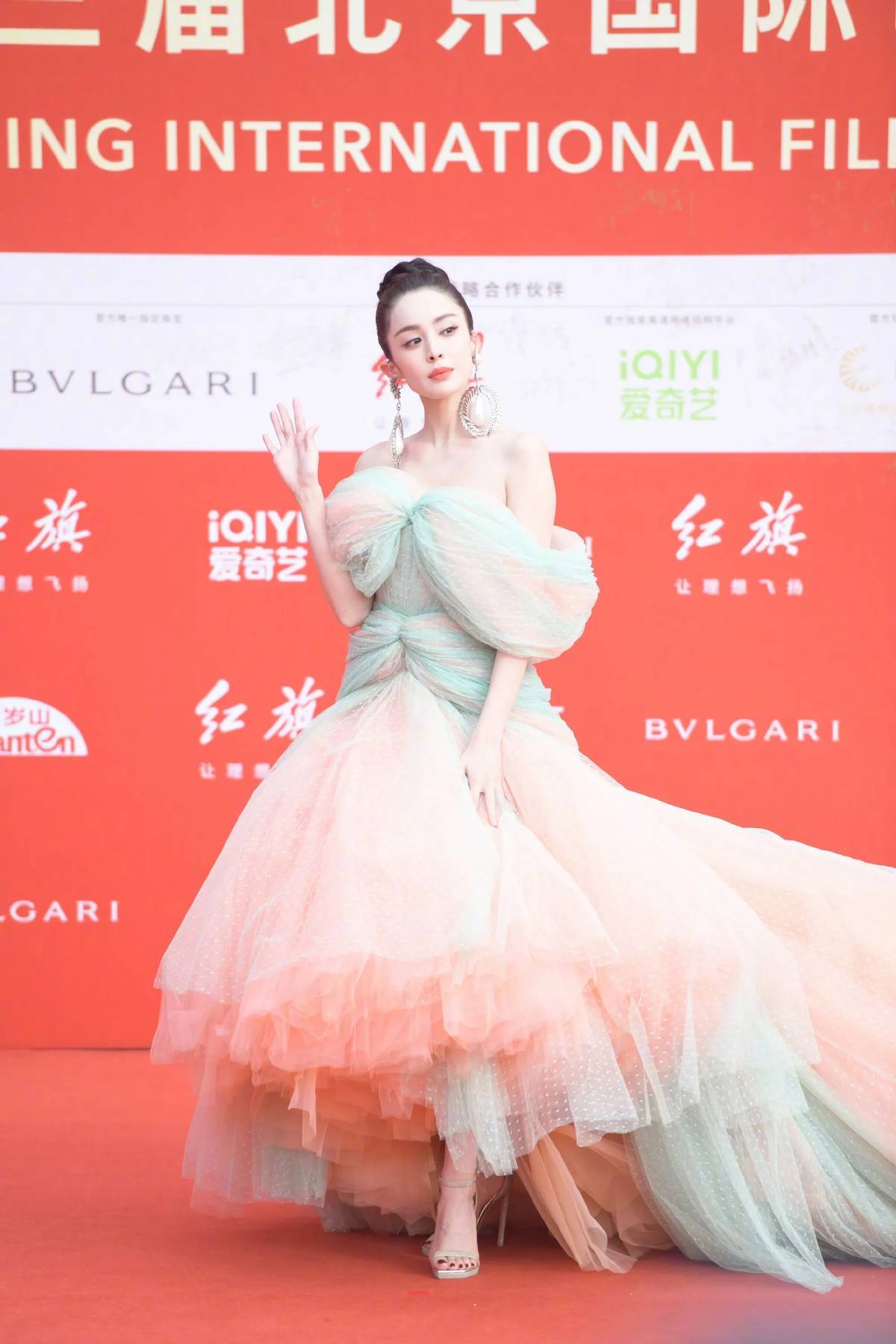 古力娜扎穿高定裙被嘲笑像"蚊帐",衣服撑不起来,好在颜值在线_礼服