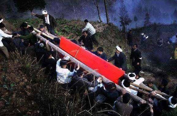 梦见抬死人是什么意思_梦见死人抬棺材是好还是坏_梦见抬几个死人是什么意思