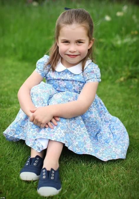 威廉宠爱夏洛特,专属昵称"小可爱",6岁的她越长越像戴安娜了_孩子