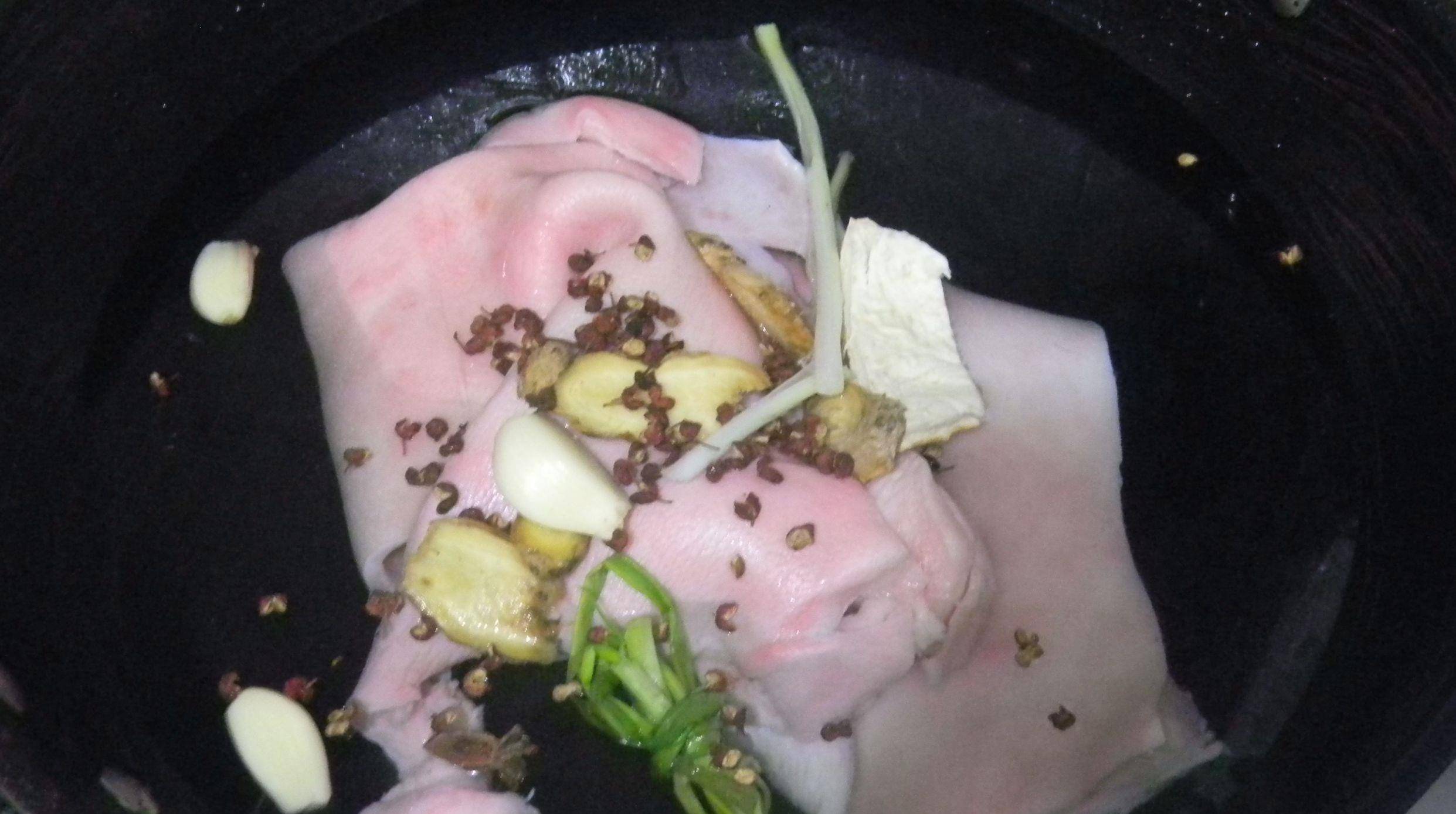 捞出洗净将肉皮上多余的杂质刮干净把肉皮切细丝(嗯,我是用剪刀感觉更