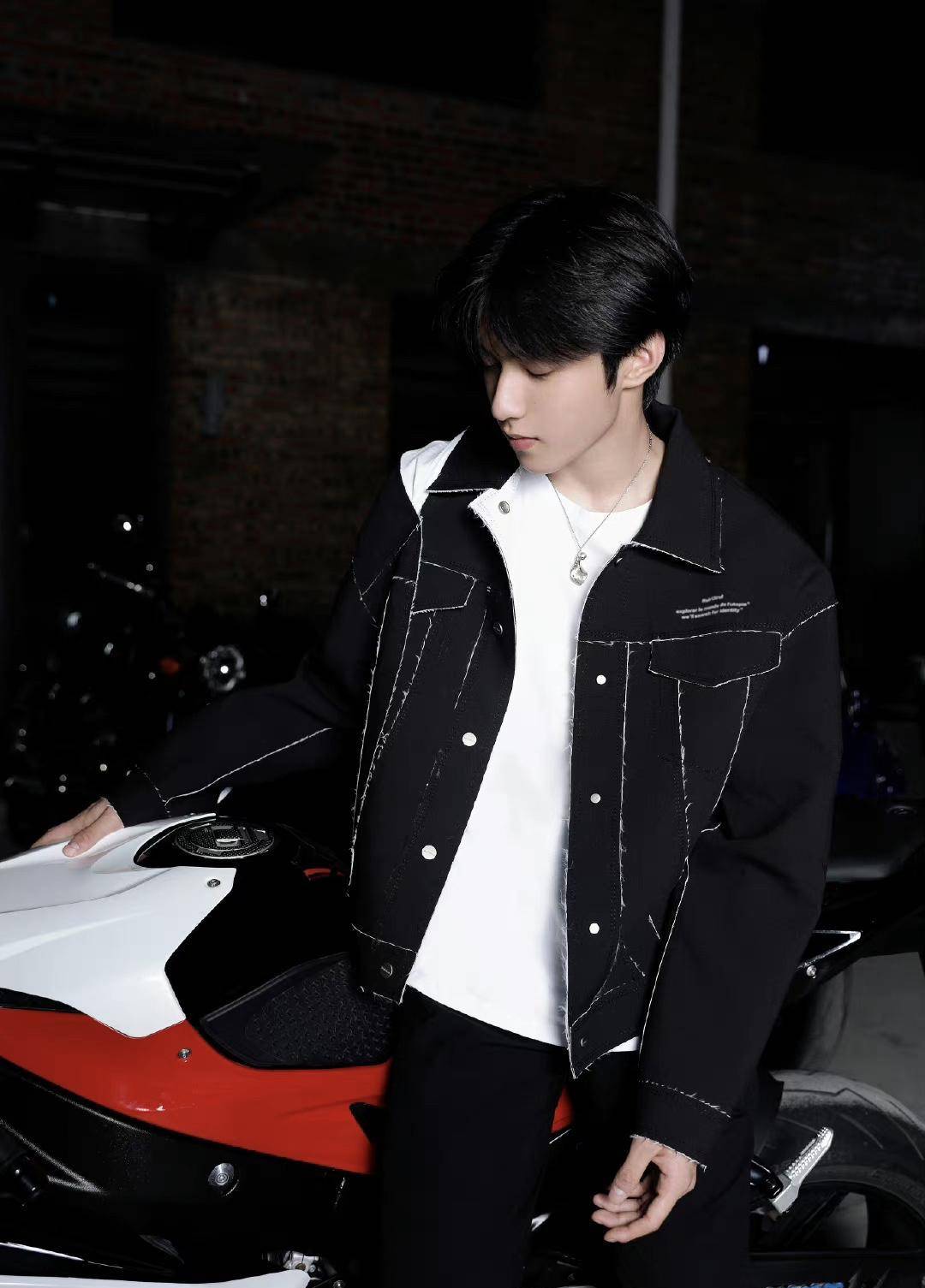 对着镜头各种凹造型,一辆帅气无比的摩托车停靠在刘耀文身边,成为他的