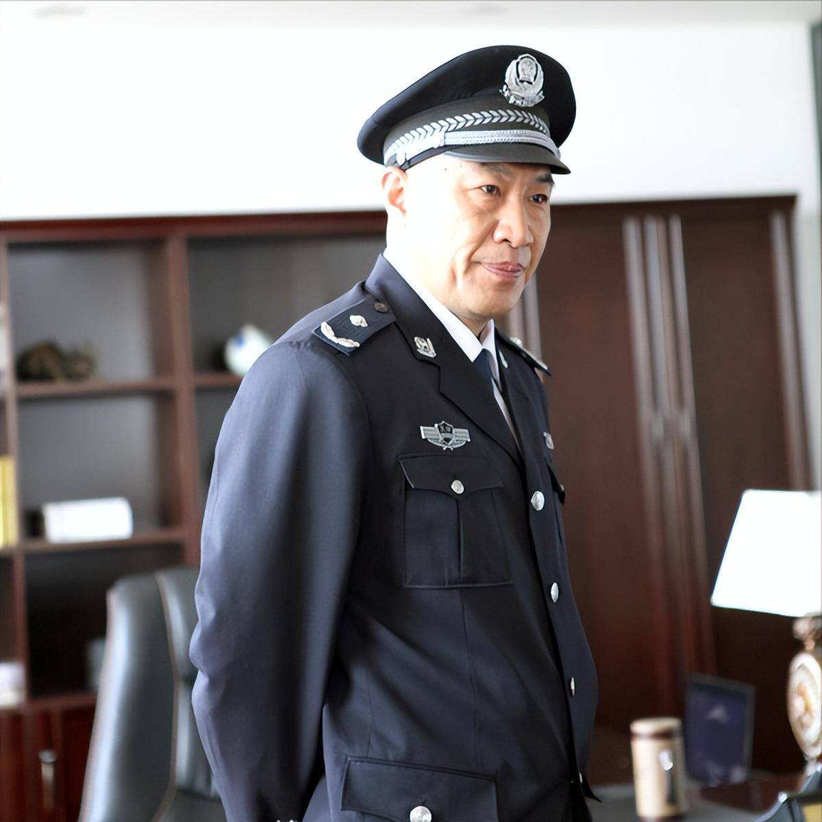 5位真警察出身的明星,大陆3位,中国香港2位,其中还有一位警花_王挺