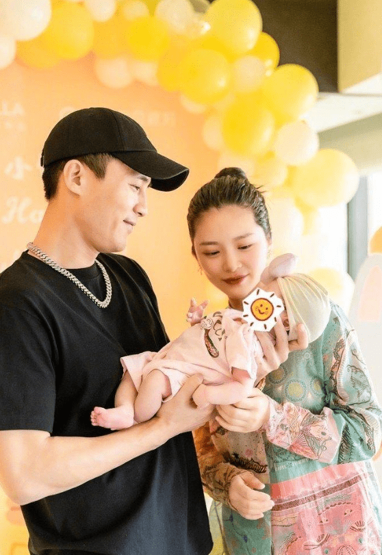 杜淳老婆王灿生产未用镇痛棒,疼到哭坐轮椅出院,因早产血染马桶_身体