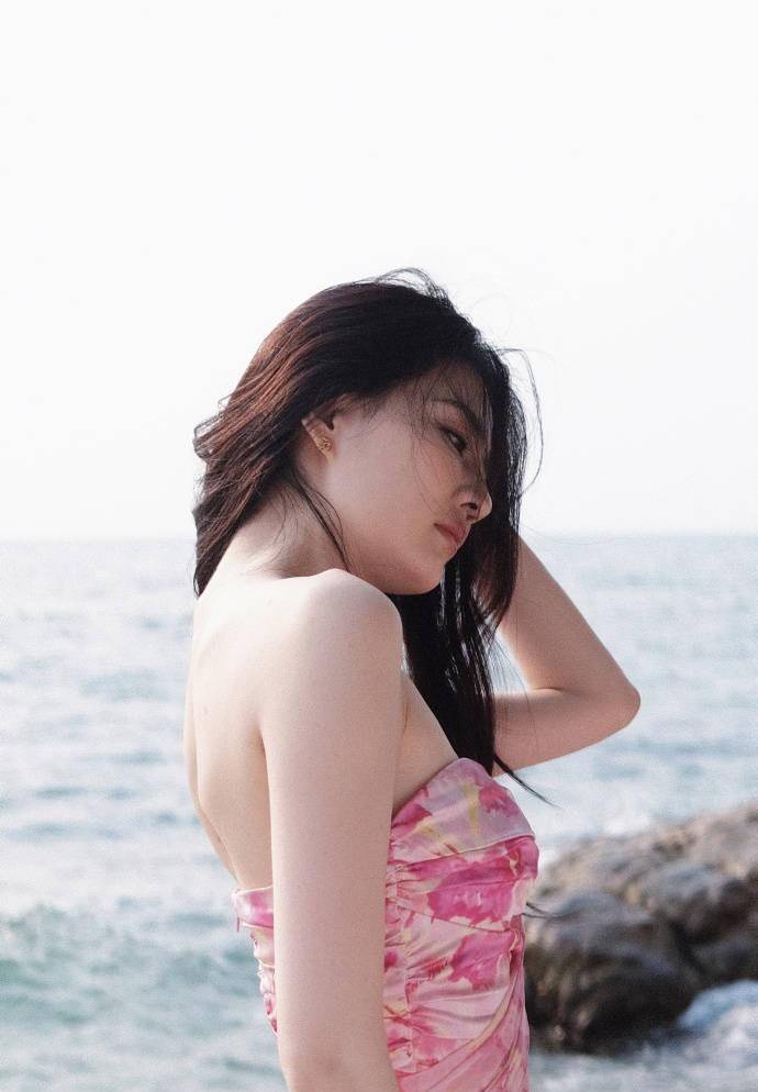 徐璐穿抹胸短裙秀出小蛮腰和锁骨,身材太好了_粉色_裙子_曲线