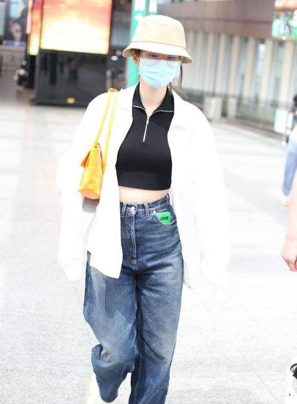 红气养人一点不假,乔欣短款露脐上衣很时髦,却暴露没腰线的缺点