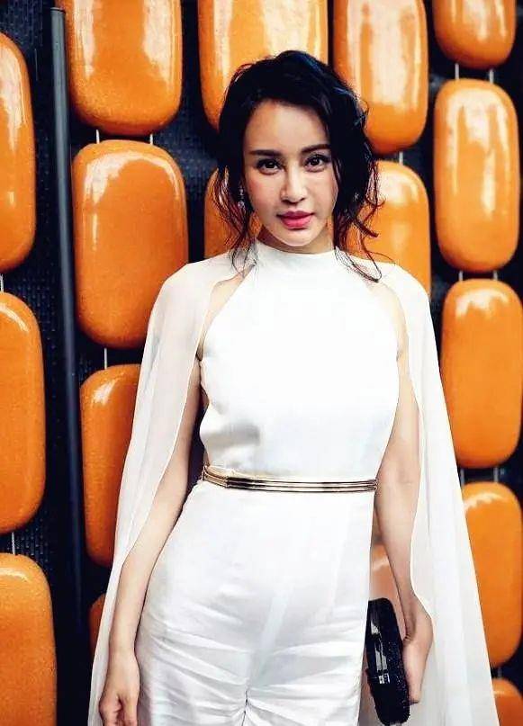 成龙徒弟母其弥雅真美,穿白色礼服露一半,小腰太迷人了_服装_女人_的