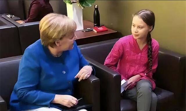 格蕾塔·通贝里在大会上的通贝里又是怒斥又是眼泪,而台下的各国代表