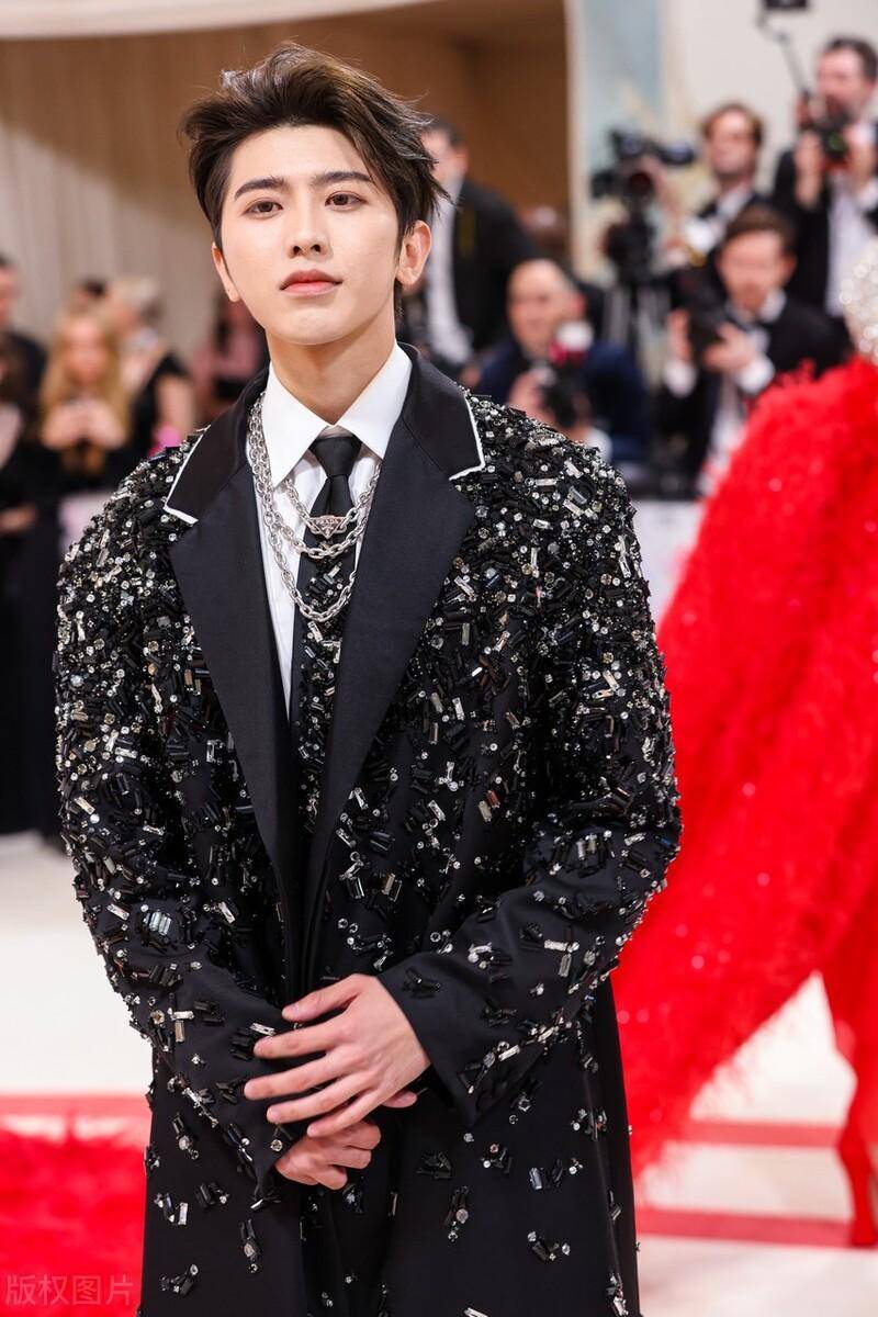 蔡徐坤贵气十足王嘉尔太酷了