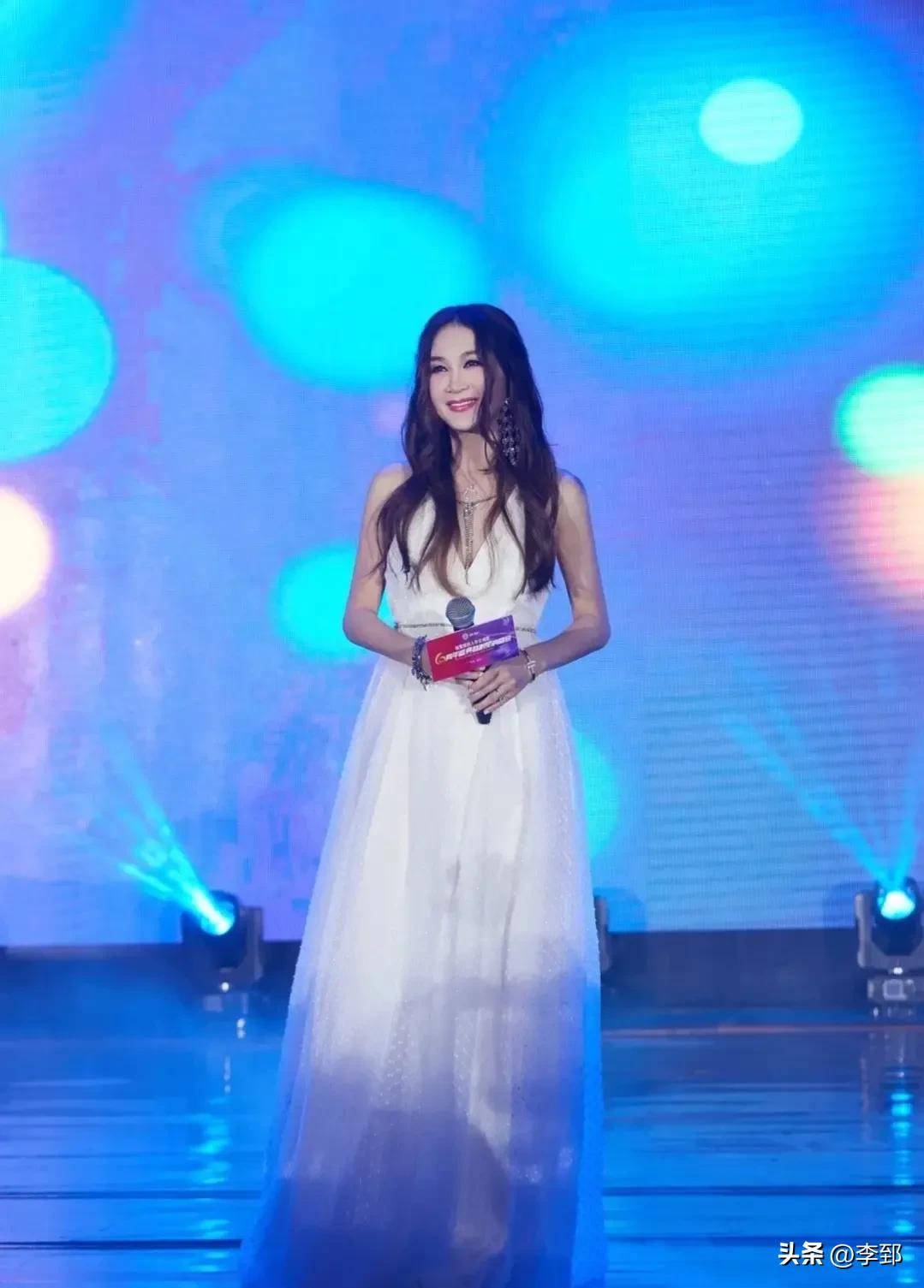 56岁温碧霞,时尚礼服敞穿登台惹争议,51岁杨钰莹相比之下太保守_城市