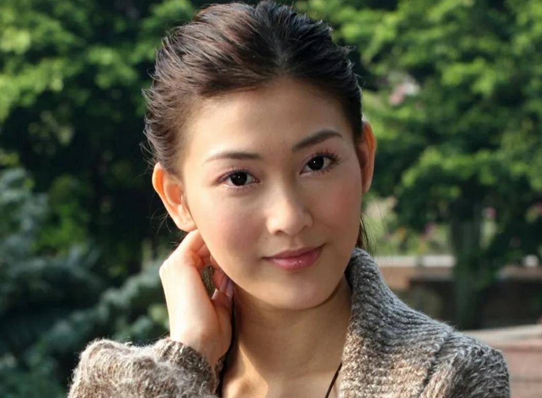 "艾莉"李彩桦高原上玩滑板,一身时尚装显身材,38岁仍如少女_运动_生活