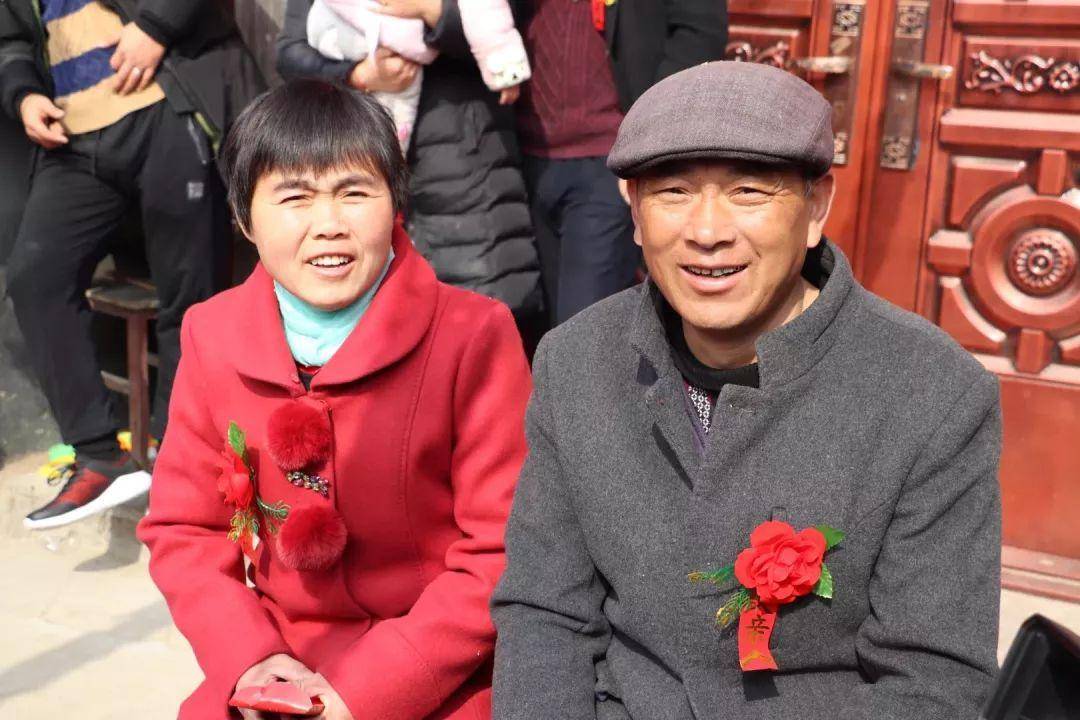 当初,张威和新婚妻子是通过媒的介绍认识的,刚开始的时候女方并没有瞧