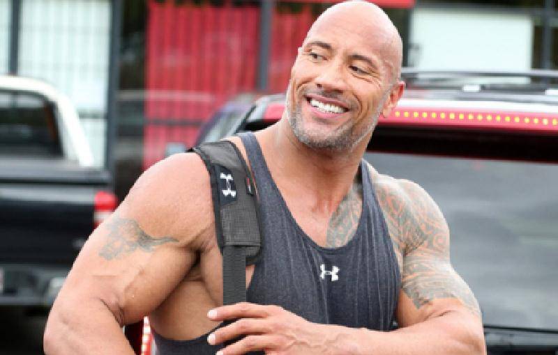 巨石强森穿篮球服,街边散步显霸气,其实私下里是一个温柔的男人_摔跤