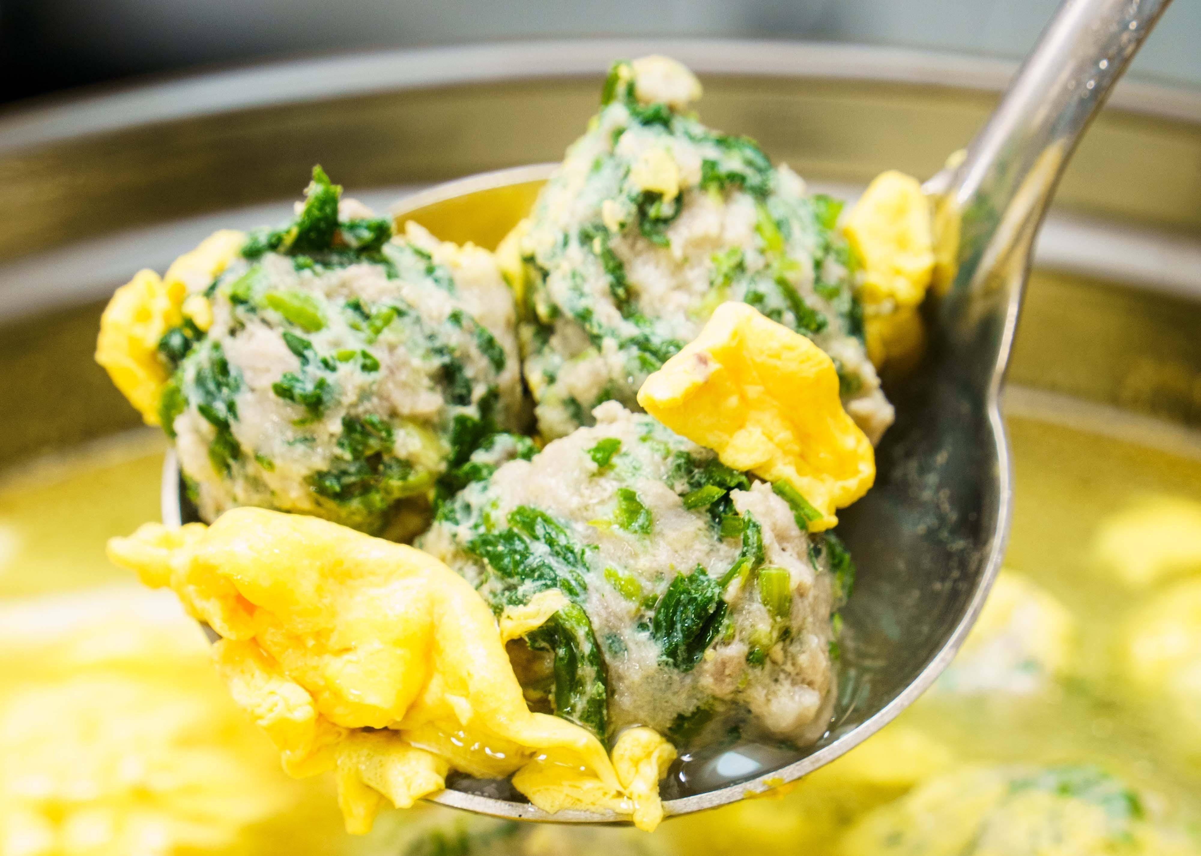 孩子们爱吃的荠菜丸子汤,肉馅制作很重要,这样调丸子不散还q弹_口感