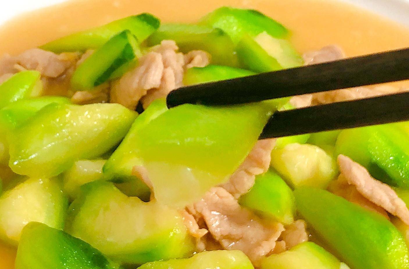 广东丝瓜嫩而多汁,是天然的养颜蔬菜,咬一口汤汁四溢,爽口清甜_道菜