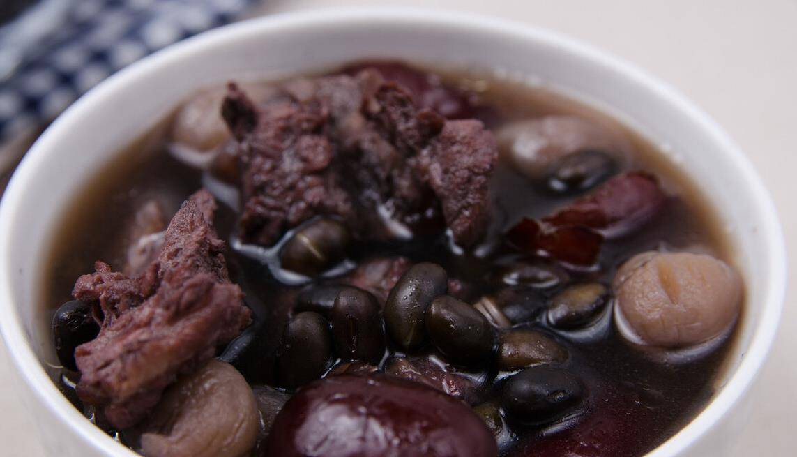 推荐美食——黑豆排骨汤食材准备:黑豆,排骨,食盐,红枣,葱姜黑豆用