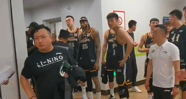 咋回事？遼籃戰勝廣廈后，客隊休息室大門被鎖，球員尷尬站在門口