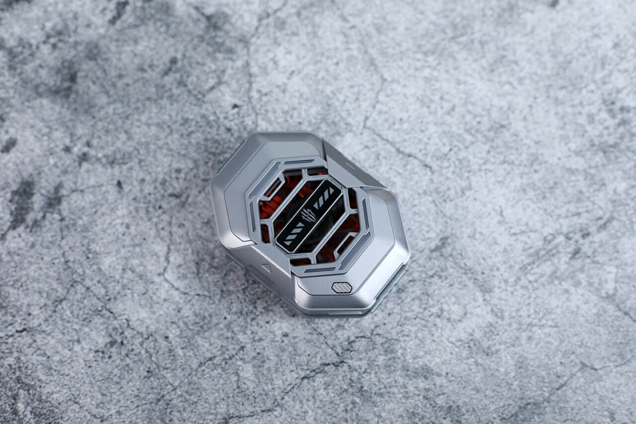 红魔散热器4Pro背夹版：夏天玩游戏手机发热掉帧？不存在！