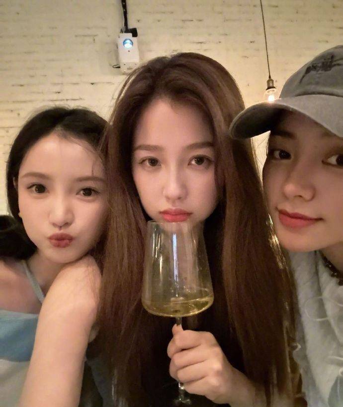 虞书欣谢可寅林小宅看展聚餐 众美女贴贴拍照感情好_网友_青春_显得