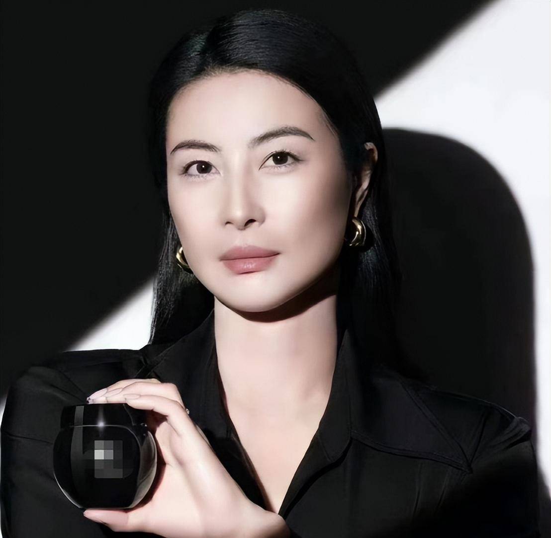 郭晶晶取代王菲代言"贵妇霜",衬衫套装看似普通却很贵气_造型_身材