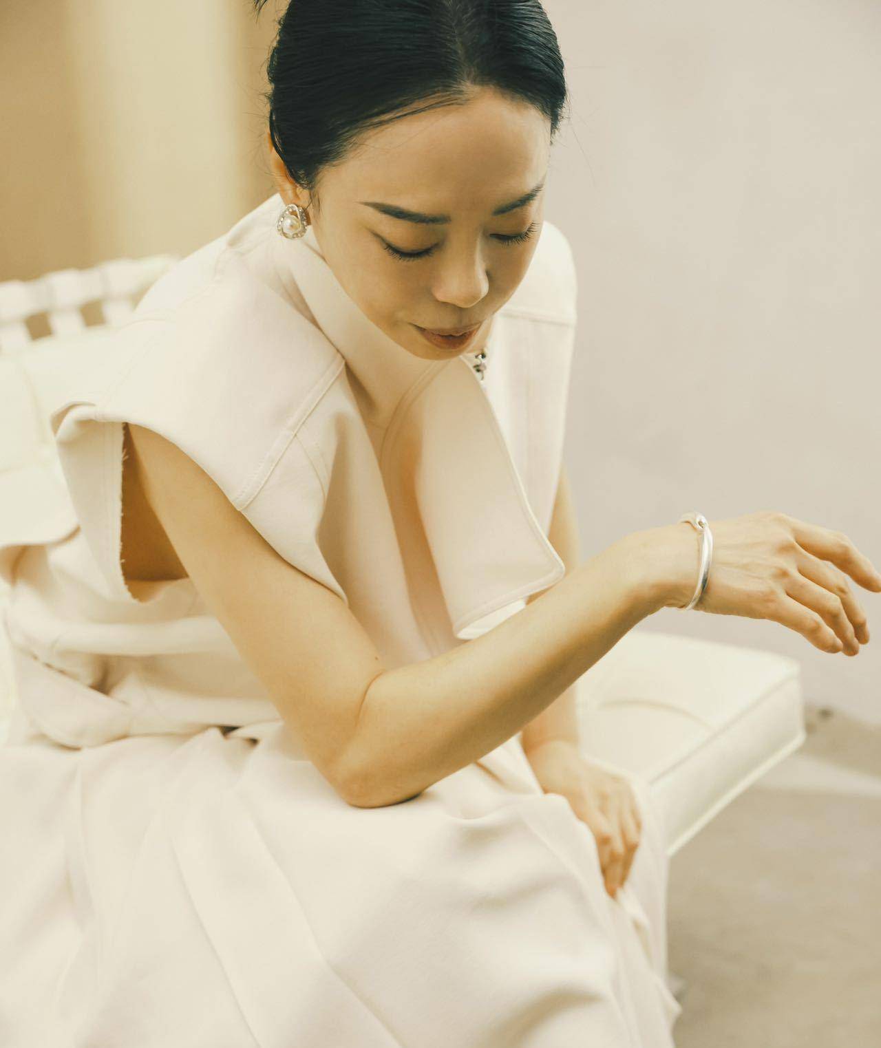 55岁黄绮珊最新杂志封面,穿抹胸黑丝大秀锁骨,少女感满满_黄妈_黑色