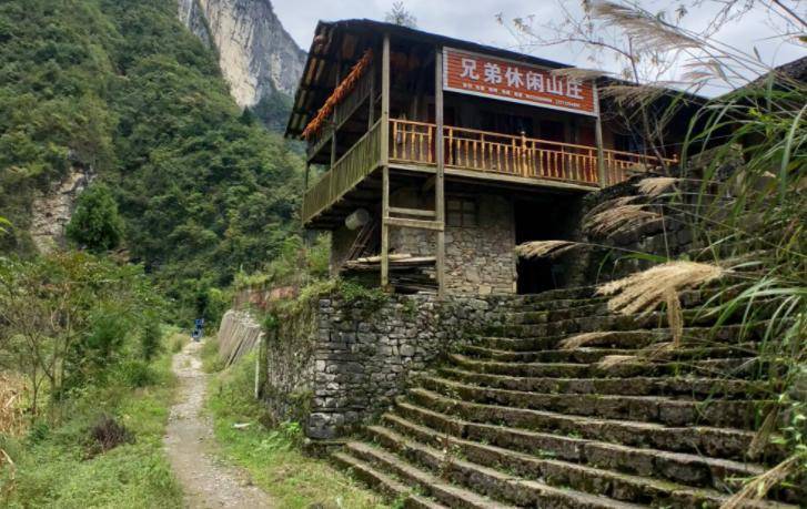 湖北不通公路的天坑村,为何花7300万修好电梯,村民却宁愿爬山_鹿院坪