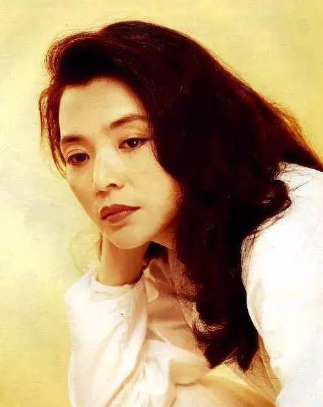 但是她的世界爱还未完结,分手后陈玉莲又结识了导演蔡美诗,两人后来