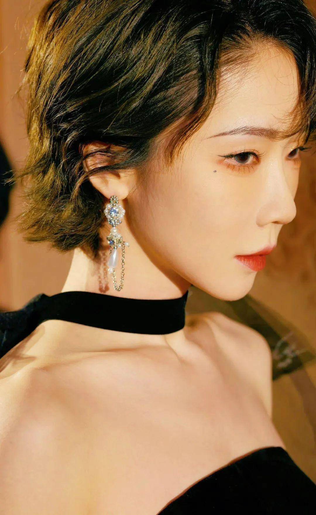 刘恋美出圈,穿吊带长裙放飞自我,网友:这不是品如吗?_造型_节目_舞台