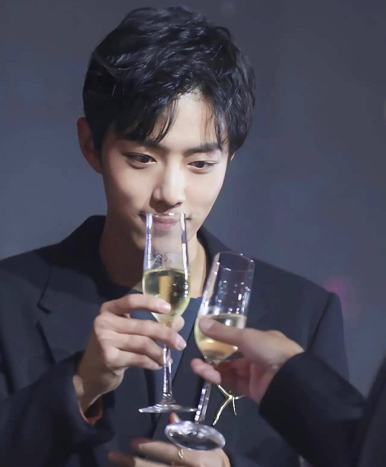 肖战喝酒引热议,工作室"放粮",数据太抗打_活动_视频_球迷