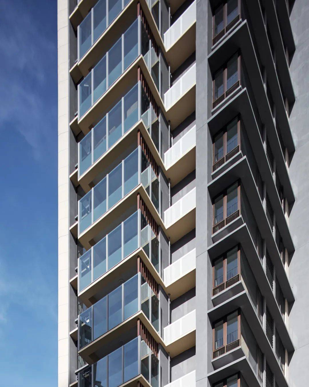 飘窗横向遮阳飘板实景图立面局部实景图背立面实景图背部连廊实景图