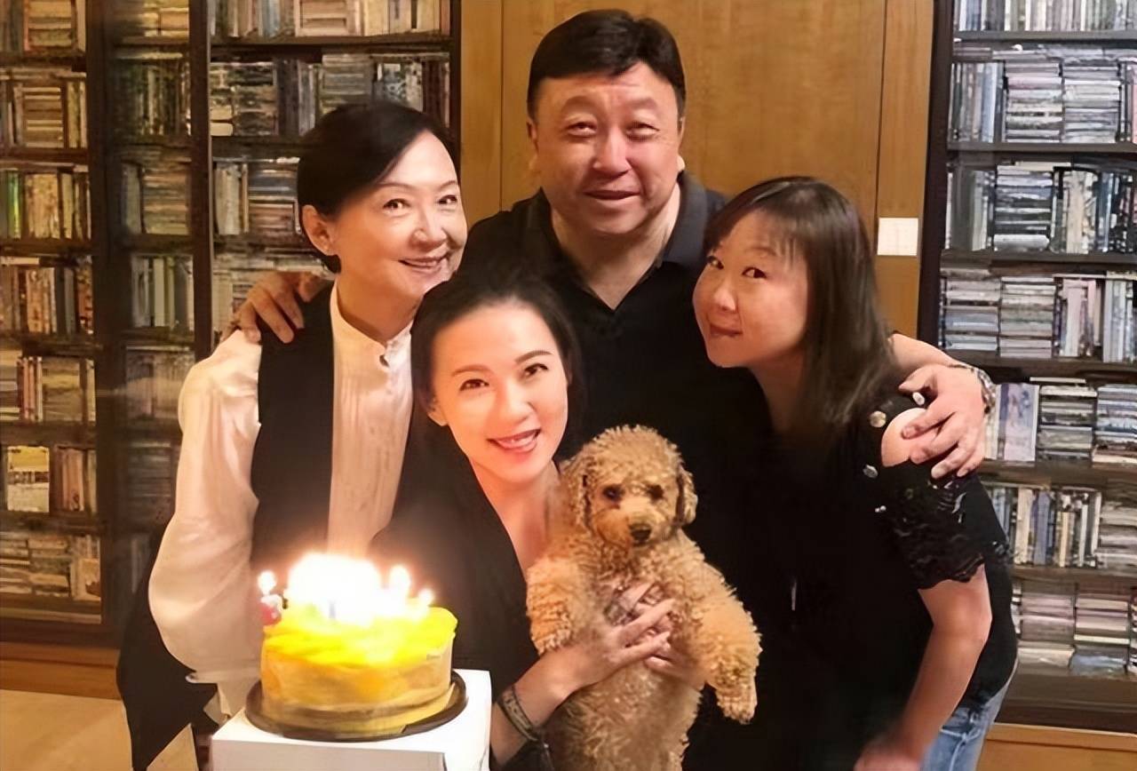 王晶庆祝68岁生日,妻子老态憔悴像两代人,当着老婆面与女星亲热