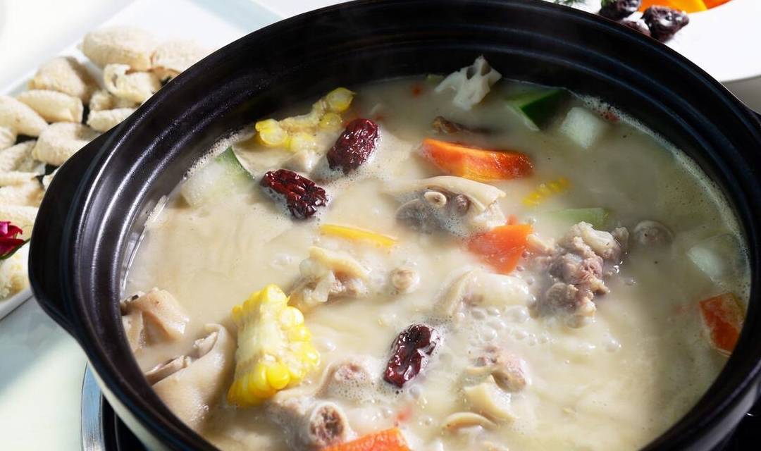 夏天喝羊汤好处多,多加几味小料,鲜美无腥味,营养还驱寒_膻味_人体