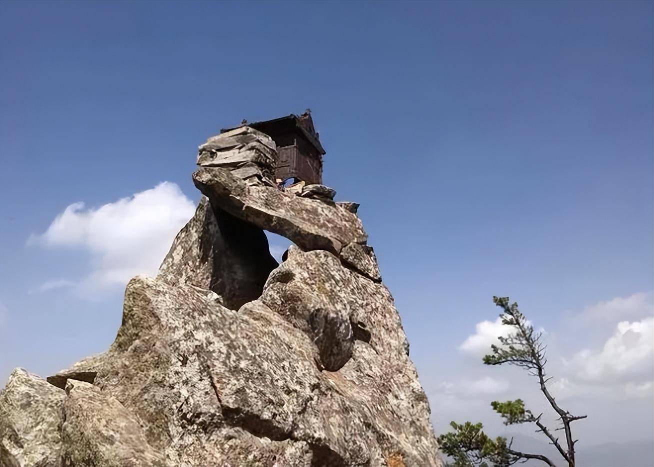 太兴山顶千斤整铸"铁庙",屹立于2300多米山尖,百年不倒_文化_中国