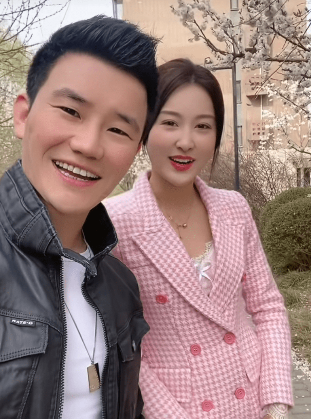 嘎子谢孟伟和一群泳装美女聚会,兴奋热聊乐开怀,网友:你飘了_老婆