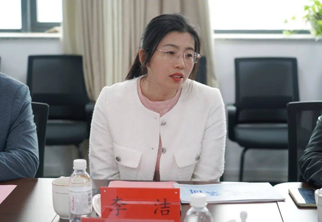 青岛天安孵化器企业管理有限公司副总经理李洁和青岛胶州市天安创智