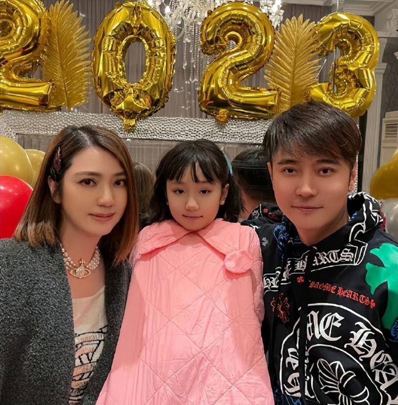 张丹峰前任女友大量曝光亲密照,洪欣宣布离婚,实际原因为何