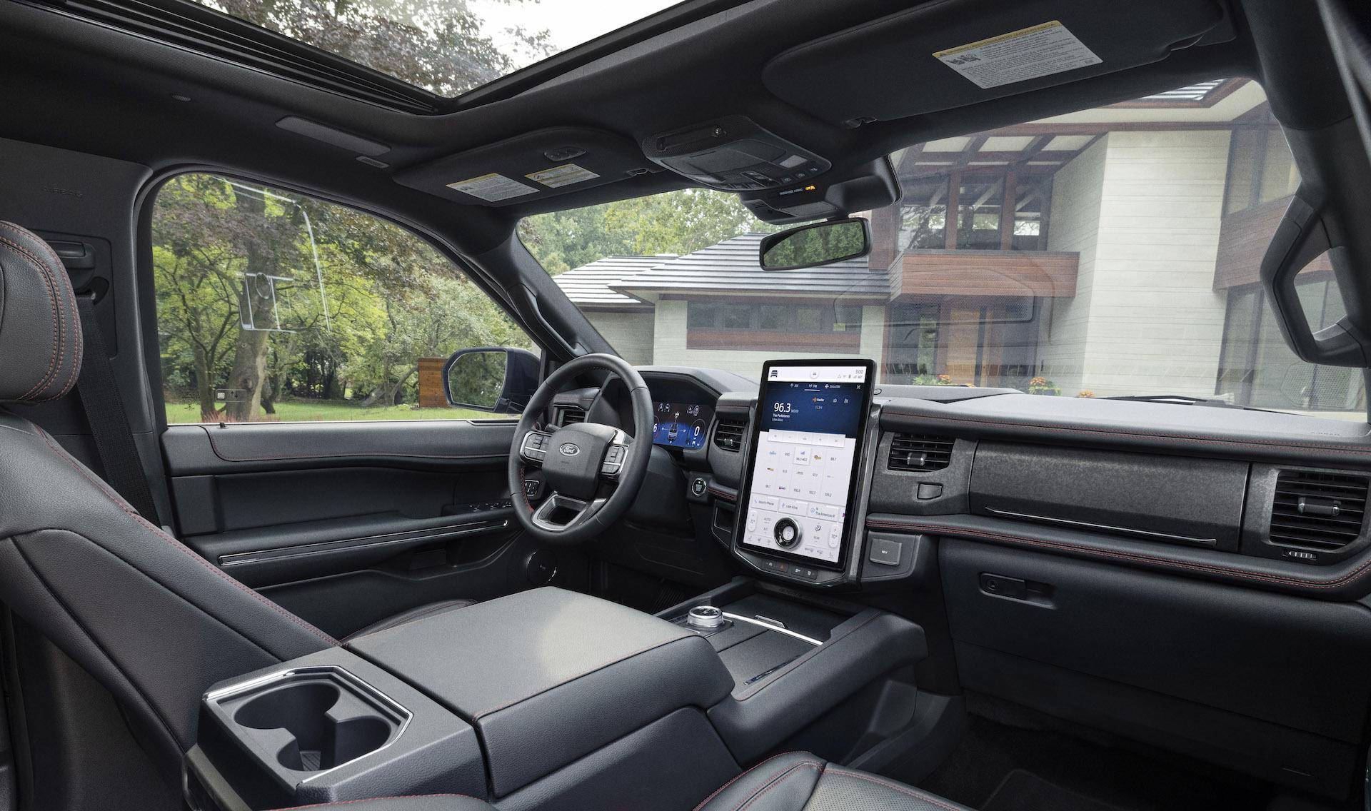 全新福特征服者的内饰采用了粗犷且很有结实感的设计,四幅式的方向盘