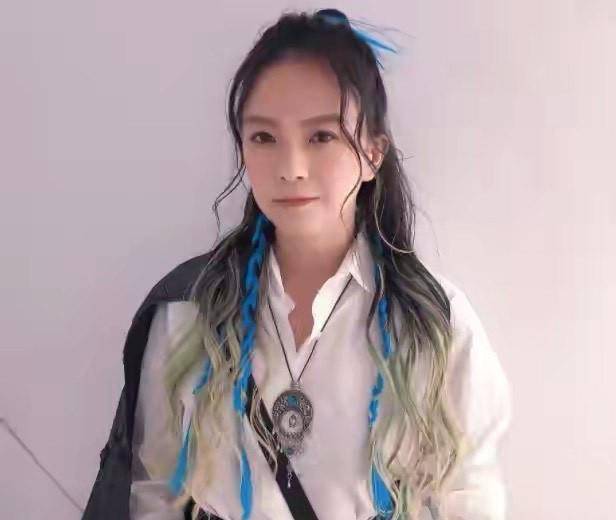 歌手张芸京近况落魄,街头辛苦卖唱一晚才赚1万,曾欠债吞药轻生_网友