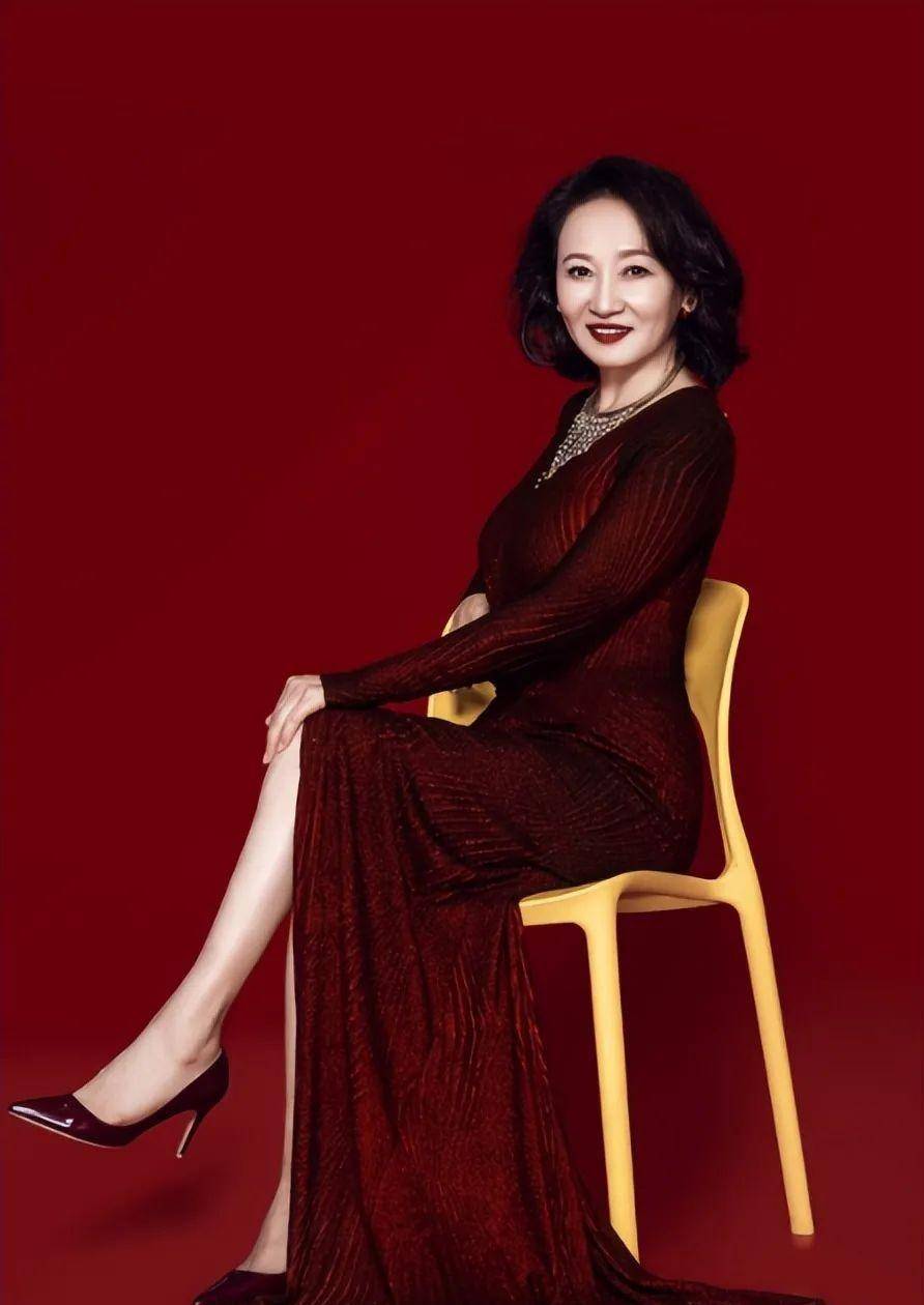 腾格尔真丢了宝了!61岁哈斯高娃穿亮片裙身姿妖娆,美得高级大气