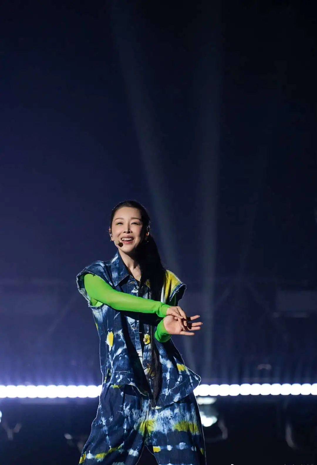 51岁孙悦参加浪姐4,再次唱跳经典歌曲《大家一起来》,网友:不愧是唱跳