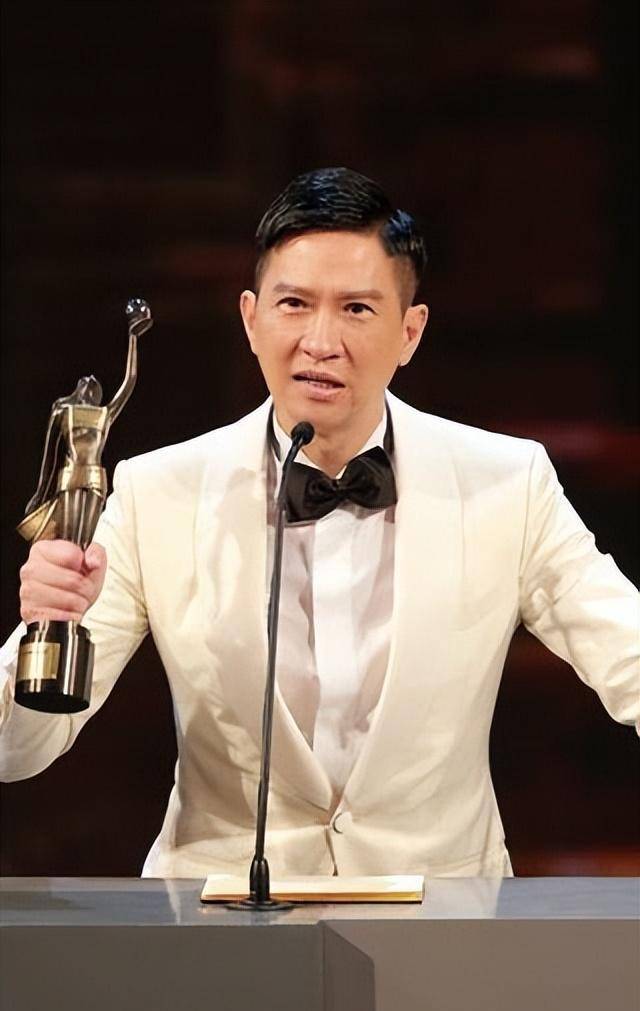 "不知道怎么表达,他获奖,真是比结婚还开心"在颁奖典礼上,张家辉的