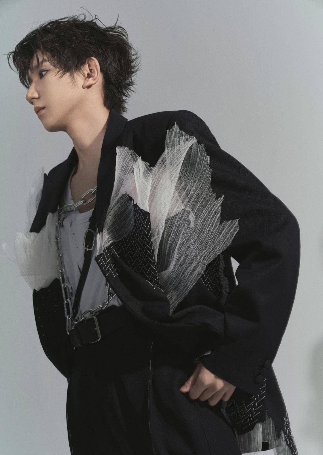 王源一个演唱会官宣两套高定,已获44套高定,不愧是高定小王子