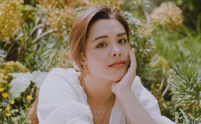 钟丽缇女儿晒照惹争议,穿着火辣与男友人躺浴缸,网友:好时尚_张敏钧