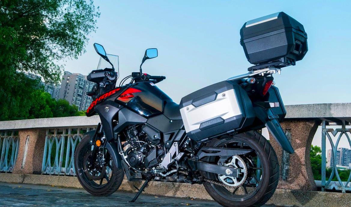 豪爵铃木 dl250-a是一款全能型拉力车,在外观设计上非常出众,车头采用