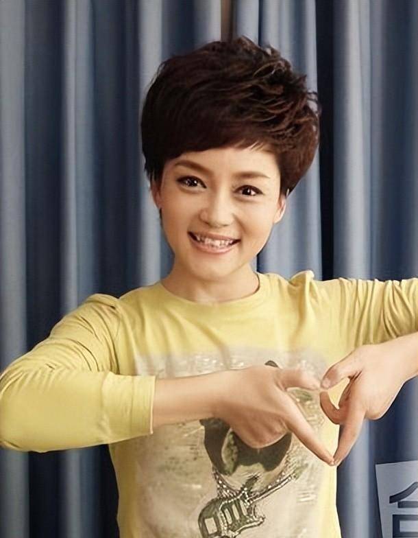 刘杨波,《安徽电视》里,她端庄大方气场强大,御姐气质十足_新闻_工作