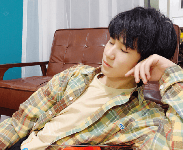 无论开心还是难过经常一脸笑意,但高考时人生大事,张真源长期在学校