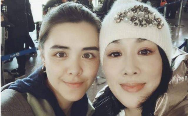 钟丽缇女儿晒照惹争议,穿着火辣与男友人躺浴缸,网友:好时尚_张敏钧