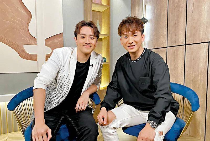 周吉佩(右)欢迎许文轩来访周吉佩很佩服71岁的吴大强,他依然精神抖擞.