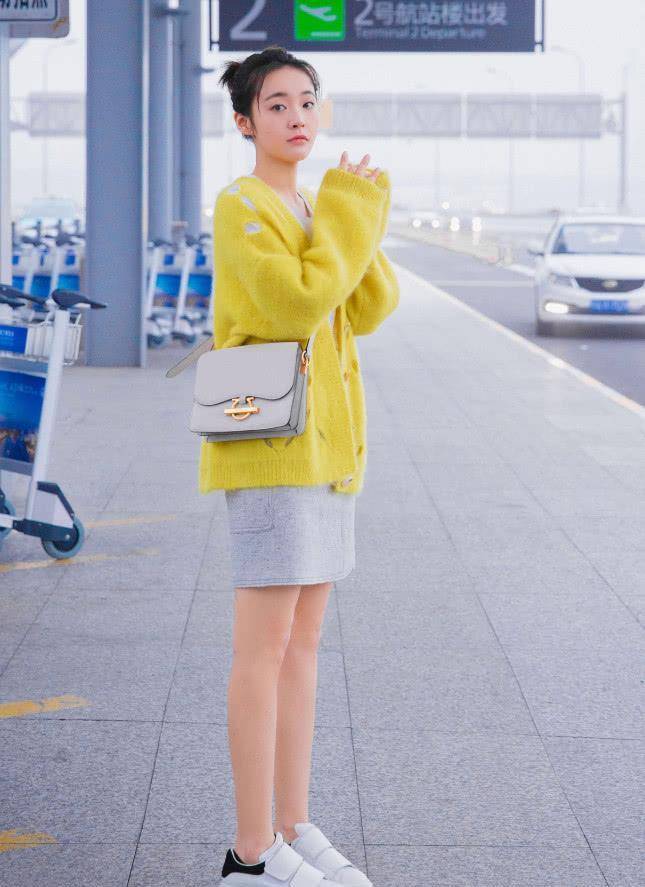 张佳宁都29岁的人了,还扎个丸子头卖萌,像个六岁小妹妹_造型_观众_下