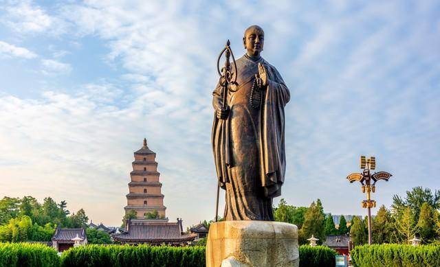 [微风]大雁塔南广场除了绿草如茵,主要体现出了玄奘法师铜像.