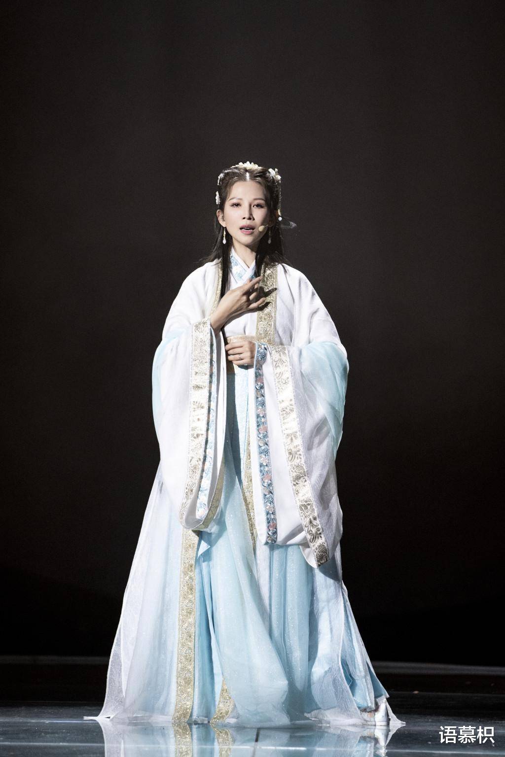 为了给观众呈现完美的初舞台,蔡少芬在内以清新脱俗的古装打扮献唱